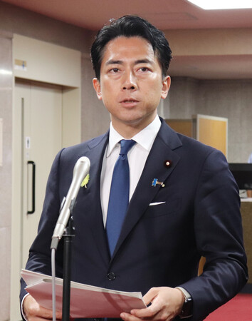 記者団の取材に応じる小泉進次郎農林水産相=30日午後、東京都千代田区