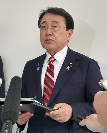 7回目の日米関税交渉から帰国した赤沢亮正経済再生担当相=30日午後、羽田空港