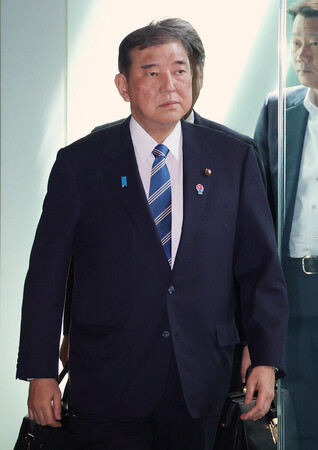 首相官邸に入る石破茂首相=30日午前、東京・永田町
