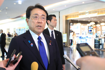 赤沢亮正経済再生担当相=6月26日、東京・羽田空港