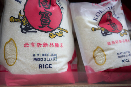 アジア食材専門店で販売されている米国産のコメ＝４月８日、ロサンゼルス（ＥＰＡ時事）