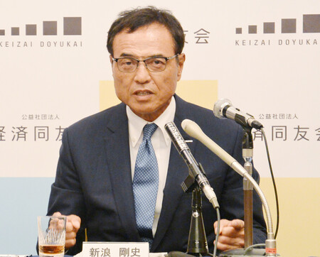 記者会見する経済同友会の新浪剛史代表幹事＝１日午後、東京都千代田区