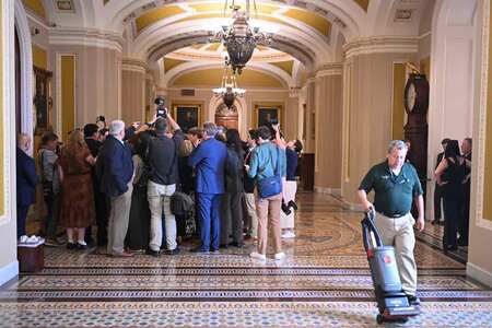 ６月３０日、米ワシントンの連邦議会議事堂内の廊下で議員を取材する記者団（ＥＰＡ時事）