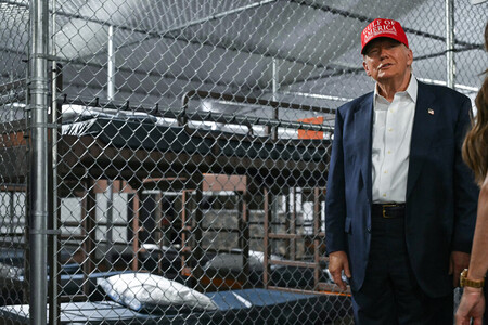 1日、米南部フロリダ州で不法移民収容施設を視察するトランプ大統領(AFP時事)