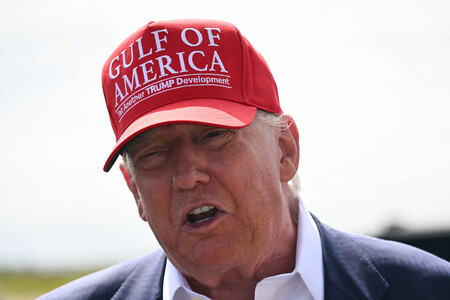 １日、米フロリダ州で記者団の取材に応じるトランプ大統領（ＡＦＰ時事）