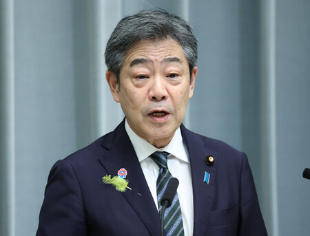記者会見する青木一彦官房副長官＝２日午前、首相官邸