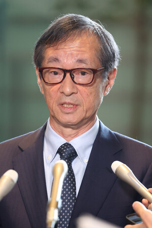 石破茂首相を表敬後、記者団の取材に応じる日本製鉄の橋本英二会長＝２日午前、首相官邸