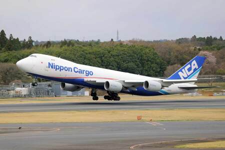 離陸する日本貨物航空（ＮＣＡ）の貨物機＝２０２３年３月２３日、千葉・成田空港