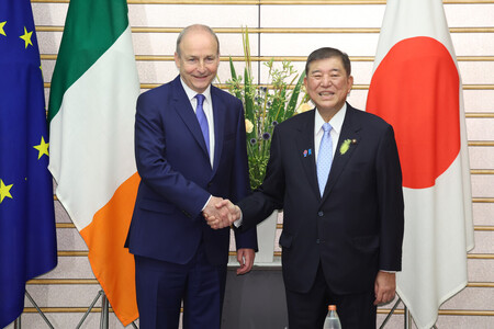 首脳会談を前に握手する石破茂首相（右）とアイルランドのマーティン首相＝２日午後、首相官邸