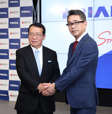 撮影に応じる西友の楢木野仁司社長（右）と大久保恒夫副会長＝２日午後、東京都港区