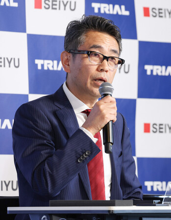記者会見する西友の楢木野仁司社長＝２日午後、東京都港区