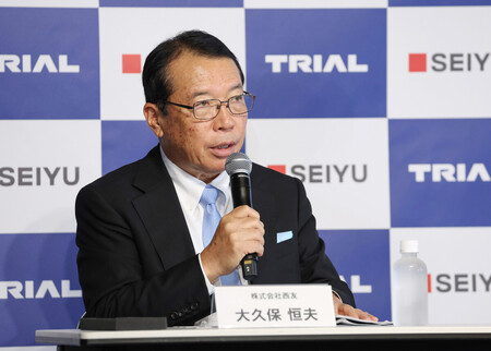 記者会見する西友の大久保恒夫副会長＝２日午後、東京都港区