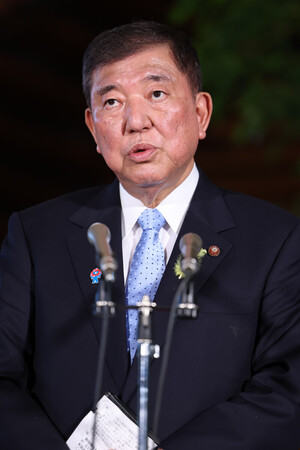 記者団の取材に応じる石破茂首相＝２日午後、首相官邸