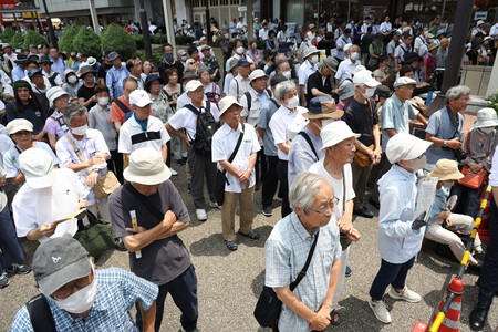 参院選が公示され、第一声を聴く人たち＝３日午前、東京都内