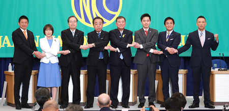 日本記者クラブ主催の党首討論会に臨む各党党首＝２日、東京都千代田区（代表撮影）