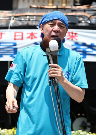 参院選が公示され、第一声を上げる日本保守党の百田尚樹代表＝３日午前、東京都港区
