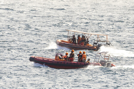 3日、インドネシア・バリ島沖のフェリー沈没事故で捜索活動を行う救助当局(EPA時事)