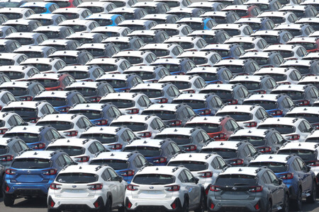 埠頭(ふとう)に並ぶ新車=4月17日、横浜市鶴見区