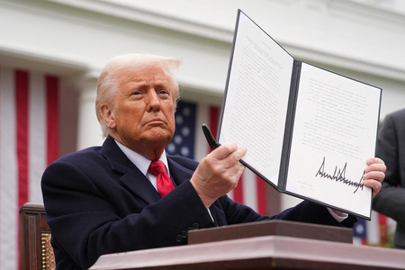 関税措置に関する大統領令を掲げるトランプ米大統領=4月2日、ワシントン(AFP時事)