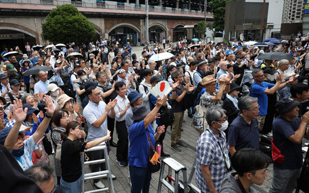 参院選が公示され、街頭演説に集まった人たち＝３日、東京都港区