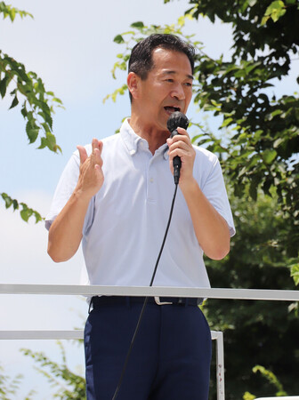 街頭演説する公明党の岡本三成政調会長=4日、埼玉県朝霞市