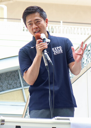 街頭演説する日本維新の会の吉村洋文代表=4日、兵庫県芦屋市