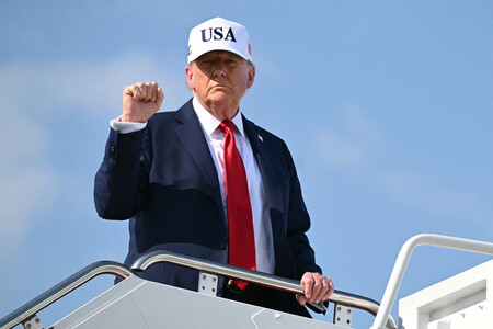 拳を上げるトランプ米大統領=3日、米メリーランド州(AFP時事)