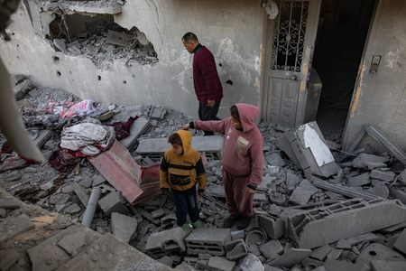 イスラエル軍の攻撃を受けた難民キャンプ＝１月８日、パレスチナ自治区ガザ南部ハンユニス（ＥＰＡ時事）