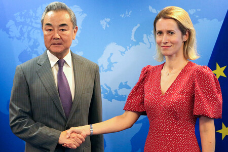 中国の王毅共産党政治局員兼外相(左)と欧州連合(EU)のカラス外交安全保障上級代表(外相)=2日、ブリュッセル(AFP時事)