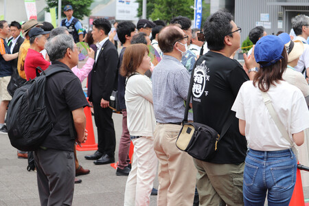 参院選で街頭演説を聴く有権者ら=5日午前、横浜市