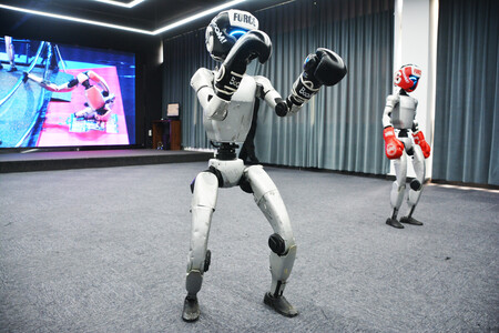 キックボクシングができる宇樹科技の人型ロボット=6月25日、中国浙江省杭州市