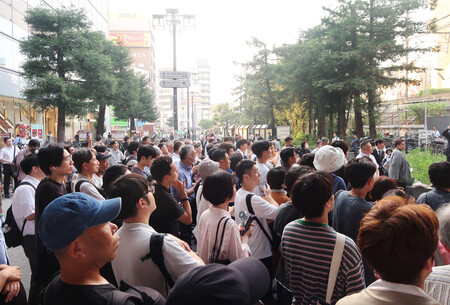 参院選候補者の演説を聴く有権者ら=4日、大阪市