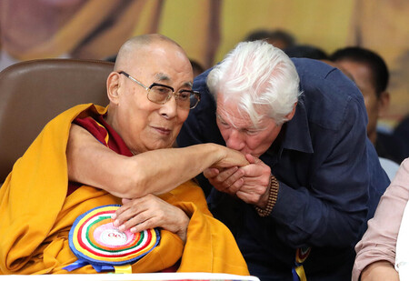 6日、インド北部ダラムサラで、90歳の誕生日を迎え、米俳優リチャード・ギアさん(右)に祝福されるチベット仏教最高指導者ダライ・ラマ14世(EPA時事)