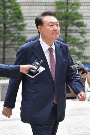 3日、ソウル中央地裁に出廷する韓国の尹錫悦前大統領(EPA時事)