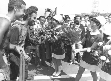 1970年の大阪万博会場にヒッチハイクでたどり着き、歓迎を受けるズデネク・トーマさんの仲間ら(本人提供・時事)