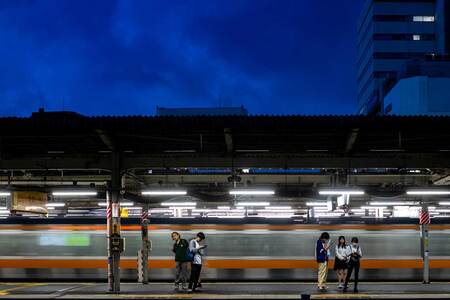 6月14日、東京・中野駅のホームで電車を待つ乗客(AFP時事)