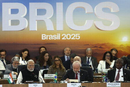 6日、ブラジル・リオデジャネイロで開かれた新興国グループ「BRICS」首脳会議に出席するブラジルのルラ大統領(前列中央)とインドのモディ首相(同左)ら(EPA時事)