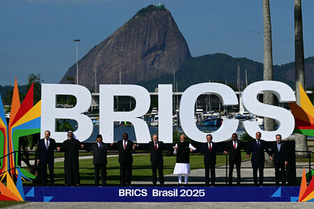 6日、ブラジル・リオデジャネイロで開かれた新興国グループ「BRICS」首脳会議で撮影に応じる、インドのモディ首相(右から5番目)ら各国代表者(AFP時事)