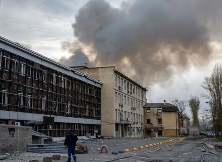 ロシア軍の攻撃を受けた建物から立ち上る煙=4月6日、ウクライナ・キーウ(EPA時事)