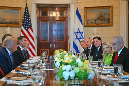 7日、ホワイトハウスで会談するトランプ米大統領(手前左)とイスラエルのネタニヤフ首相(同右)(AFP時事)