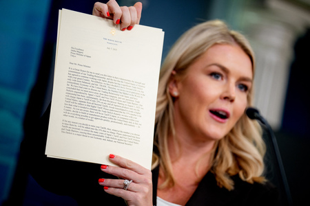 米ホワイトハウスでの記者会見で、日本に対する関税を通知する書簡のコピーを示すレビット大統領報道官=7日、ワシントン(AFP時事)