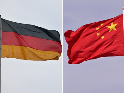 ドイツ(写真左)と中国の国旗(いずれもEPA時事)
