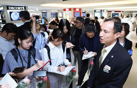 報道陣に化粧品売り場を公開し、取材に応じる西武池袋本店の寺岡泰博店長(右手前)=8日午前、東京都豊島区