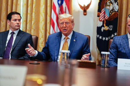 閣議で話すトランプ米大統領(中央)=8日、米ワシントン(EPA時事)