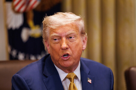 8日、ワシントンで閣議に臨むトランプ米大統領(EPA時事)