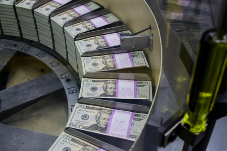 米財務省印刷局で印刷される20ドル紙幣=2018年7月、ワシントン(AFP時事)
