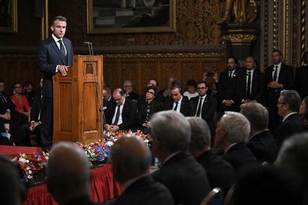 英議会で演説するフランスのマクロン大統領=8日、ロンドン(AFP時事)