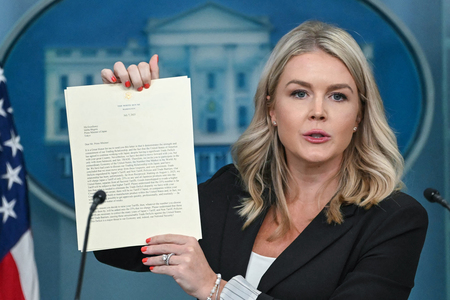 日本に対する関税を通知する書簡を記者団に示すレビット米大統領報道官=7日、ワシントン(AFP時事)
