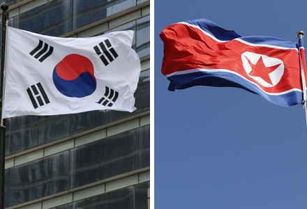 韓国(写真左、AFP時事)と北朝鮮の国旗(EPA時事)