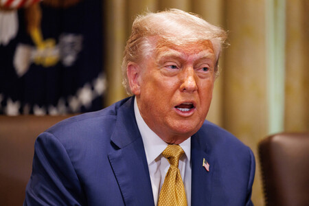 8日、ホワイトハウスで閣議に臨むトランプ米大統領(EPA時事)